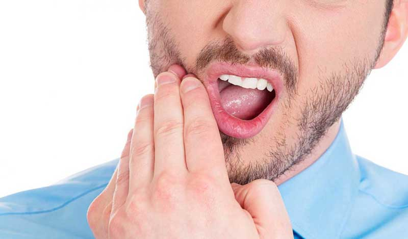 چرا دندان ترمیم شده هنگام گاز زدن درد میگیرد؟ علل، تشخیص و روشهای درمان